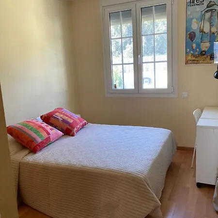 An Excellent Double Close To The Udg University Homestay